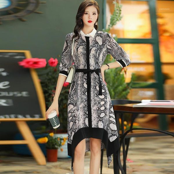 silk dress female spring 2021 cultivate morality show thin single-breasted printing irregular mulberry casual dresses, Black;gray
silk dress female spring 2021 cultivate morality show thin single-breasted printing irregular mulberry casual dresses, Black;gray