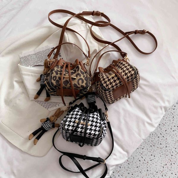 leopard pattern thousand bird lattice drawstring bucket bag 2021 single shoulder messenger underarm women's, Black;red
leopard pattern thousand bird lattice drawstring bucket bag 2021 single shoulder messenger underarm women's, Black;red