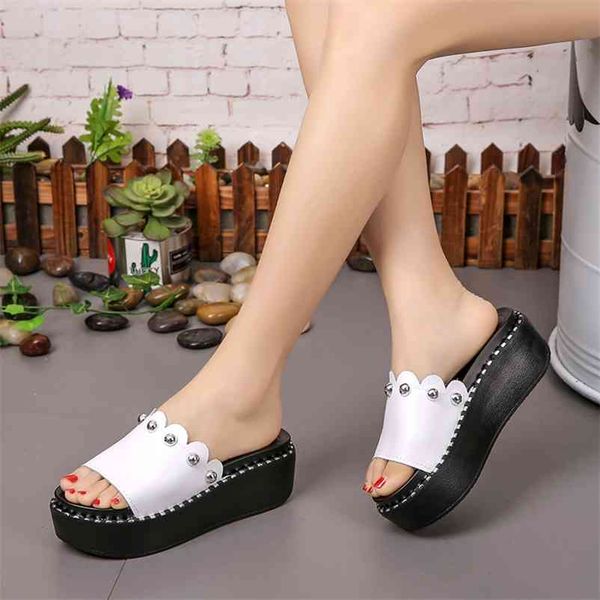 summer thick flat platform slipper leather metal decoration flower edge height increasing beach slides shoes ladies 210619, Black
summer thick flat platform slipper leather metal decoration flower edge height increasing beach slides shoes ladies 210619, Black