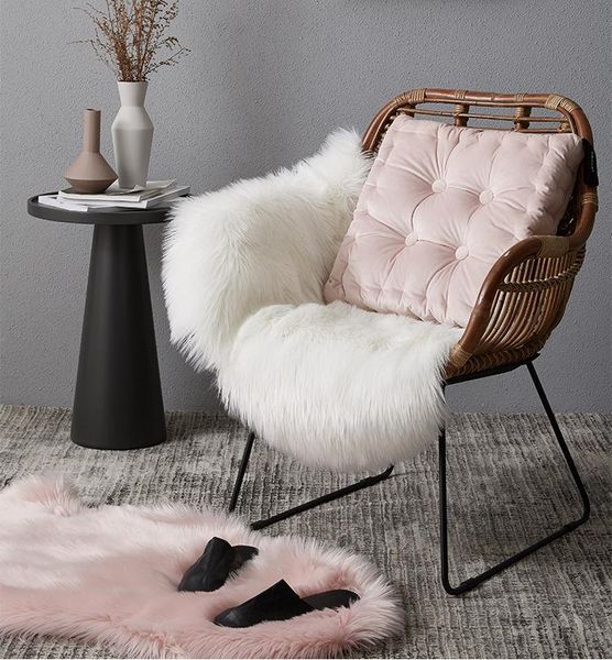 modern simple wool-like carpet living room plush floor mat coffee table mat bedside blanket pure color plush decorative blanket
modern simple wool-like carpet living room plush floor mat coffee table mat bedside blanket pure color plush decorative blanket