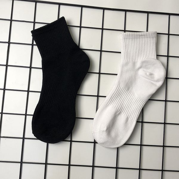 men cato breathing sweat absorbent basketball trend black and white effects color tube sports socks
men cato breathing sweat absorbent basketball trend black and white effects color tube sports socks