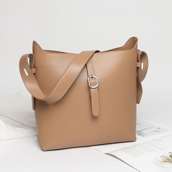 design hand net red large capacity 2021 new trend versatile leather women's bag single shoulder slung bucket bag
design hand net red large capacity 2021 new trend versatile leather women's bag single shoulder slung bucket bag