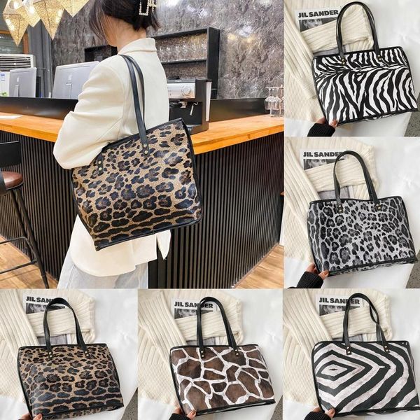 cross body fashion print crossbody bags women large capacity messenger bag pu leather shoulder for 2021 luxury designer handbag
cross body fashion print crossbody bags women large capacity messenger bag pu leather shoulder for 2021 luxury designer handbag