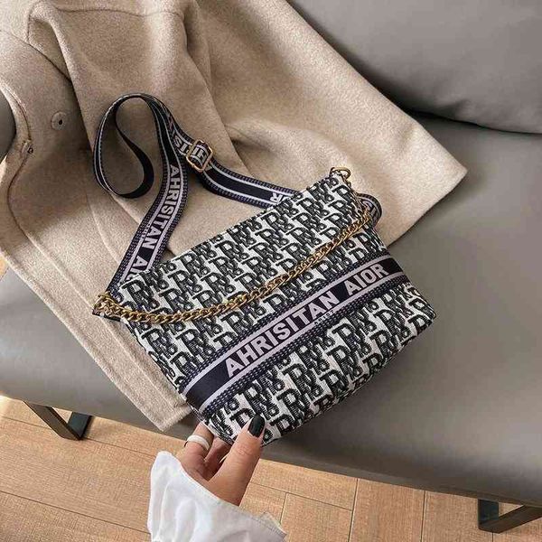 2022 latest luggage factory wholesale red female embroidery chain small square bag spring and autumn style single shoulder
2022 latest luggage factory wholesale red female embroidery chain small square bag spring and autumn style single shoulder