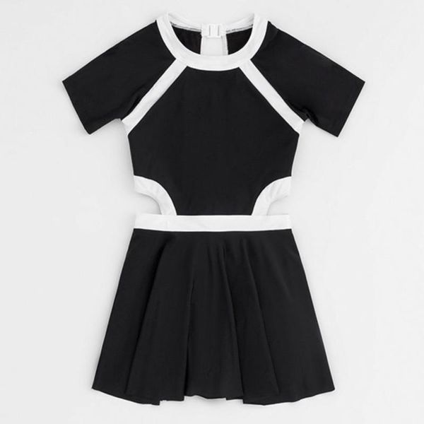 one-piece suits 2021 black and white color matching half sleeve swimsuit female korean conservative spring
one-piece suits 2021 black and white color matching half sleeve swimsuit female korean conservative spring