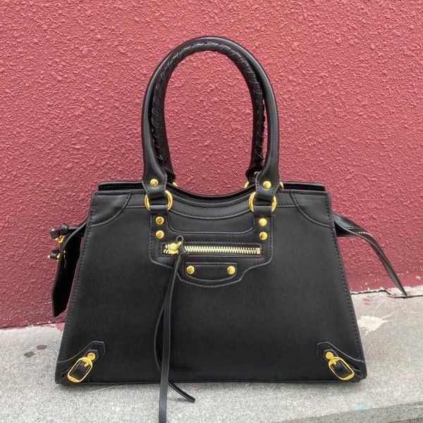 women shoulder locomotive bag men quality leather crossbody handbag retro big bag classic city black purse
women shoulder locomotive bag men quality leather crossbody handbag retro big bag classic city black purse