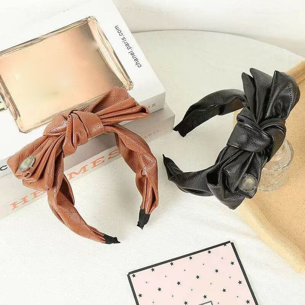 fashion big bowknot hair card temperament headband female french retro pure color letter print hair band simple leather hair accessories, Silver
fashion big bowknot hair card temperament headband female french retro pure color letter print hair band simple leather hair accessories, Silver