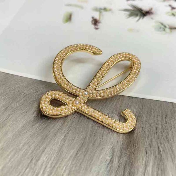 brooch luojia pearl letter diamond women's simple classic temperament copper plated 18k gold, Gray
brooch luojia pearl letter diamond women's simple classic temperament copper plated 18k gold, Gray