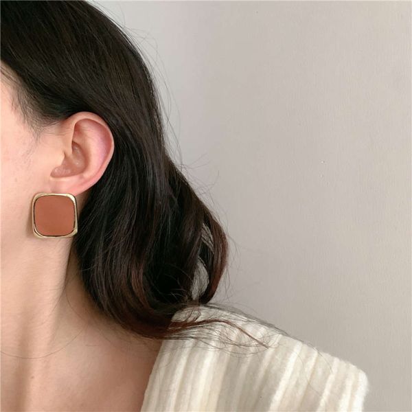 hbp fashionable square french metal leather 2021 new fashion style silver needle simple earrings
hbp fashionable square french metal leather 2021 new fashion style silver needle simple earrings