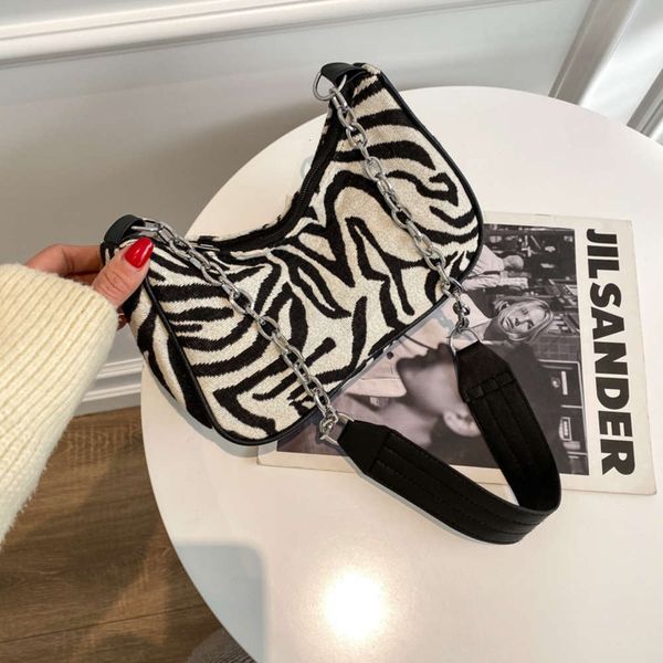 hbp fashion black and white stripe underarm women's 2021 new korean french stick bag design one shoulder handbag
hbp fashion black and white stripe underarm women's 2021 new korean french stick bag design one shoulder handbag