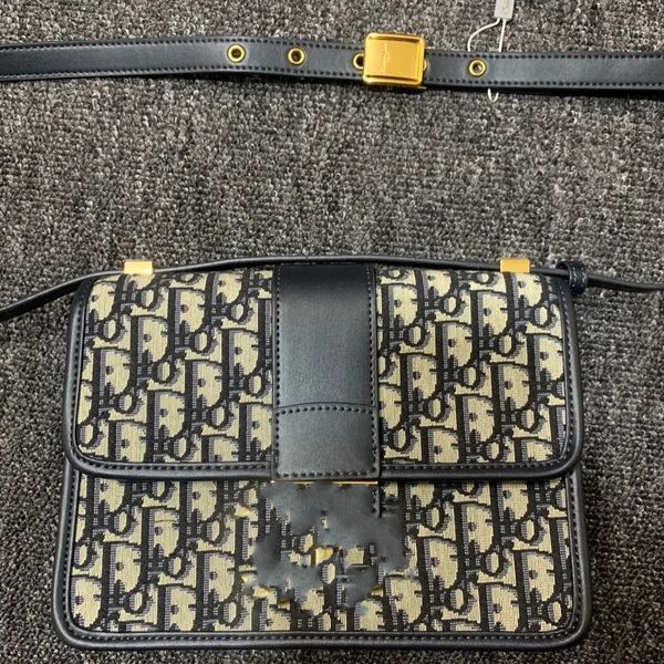 of cowhide embroidery single shoulder messenger bag upper body effect and the montaigne thickened hardware does not fade
of cowhide embroidery single shoulder messenger bag upper body effect and the montaigne thickened hardware does not fade