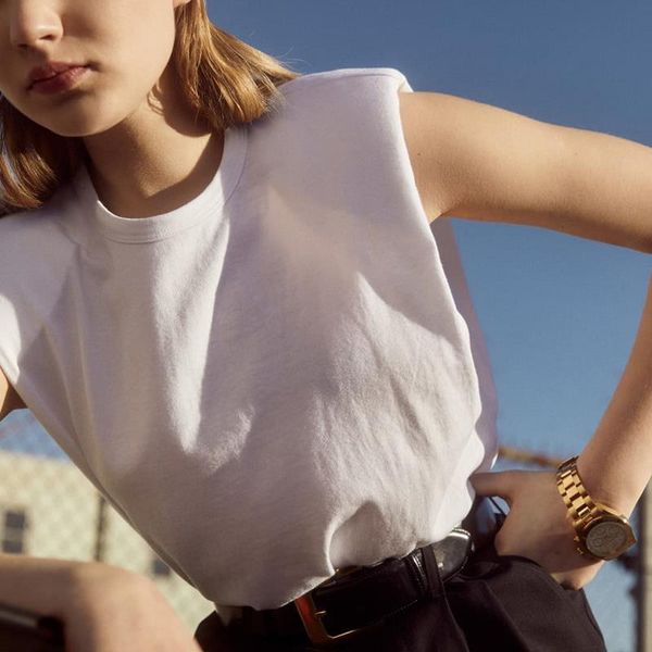 2021 simple design shoulder pad women t-shirts cotton solid comfort summer women's clothing white black short o-neck casual
2021 simple design shoulder pad women t-shirts cotton solid comfort summer women's clothing white black short o-neck casual