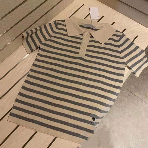 21 spring and summer new fashion brand dijia little bee embroidery stripe simple temperament gentle lapel knitted short sleeve, White;black
21 spring and summer new fashion brand dijia little bee embroidery stripe simple temperament gentle lapel knitted short sleeve, White;black