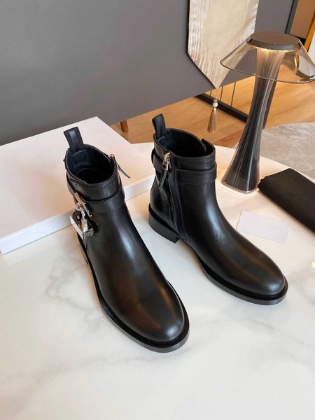 2021 winter leather women's flat boots luxury padlock buckle decorative design side zipper bare boot size 35-40, Black
2021 winter leather women's flat boots luxury padlock buckle decorative design side zipper bare boot size 35-40, Black