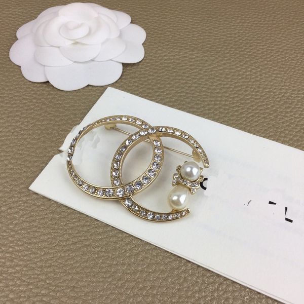 xiangjia xiaoxiangfeng 2021 new diamond female sweater coat brooch accessories, Gray
xiangjia xiaoxiangfeng 2021 new diamond female sweater coat brooch accessories, Gray