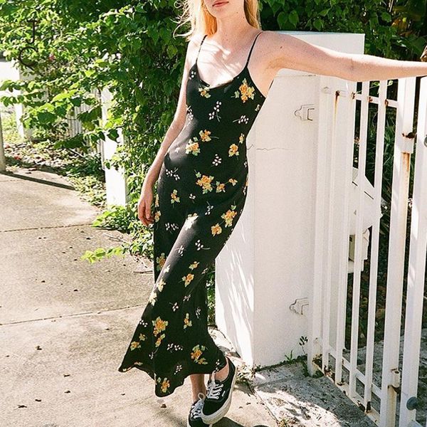 casual dresses justchicc spaghetti strap floral summer dress for women 2021 print v-neck black mid-calf printing backless vestidos, Black;gray
casual dresses justchicc spaghetti strap floral summer dress for women 2021 print v-neck black mid-calf printing backless vestidos, Black;gray