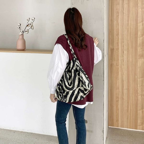 fashion korean striped shoulder women's big large capacity autumn winter 2021 new in tote commuting hand bag
fashion korean striped shoulder women's big large capacity autumn winter 2021 new in tote commuting hand bag