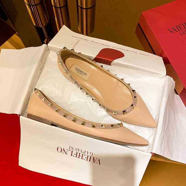 upgraded version of non grinding single shoes women's warren v rivet flat shoes pointed shallow mouth liuding large flat heel shoes, Black
upgraded version of non grinding single shoes women's warren v rivet flat shoes pointed shallow mouth liuding large flat heel shoes, Black