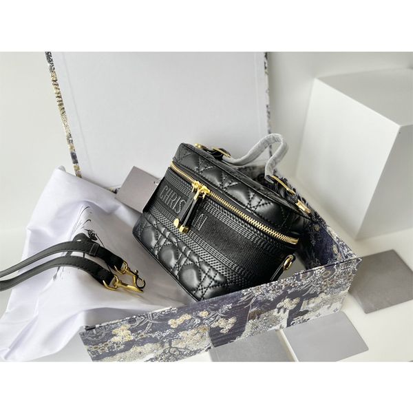 handbag dijia high edition mini canvas ten embroidery make up lady's bag single shoulder messenger, Black;red
handbag dijia high edition mini canvas ten embroidery make up lady's bag single shoulder messenger, Black;red