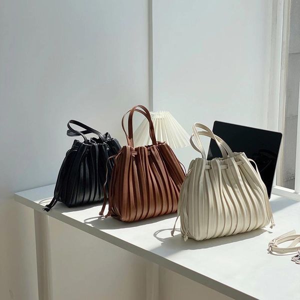 cross body 2021 pleated beam mouth portable fashion one-shoulder messenger organ bucket bag
cross body 2021 pleated beam mouth portable fashion one-shoulder messenger organ bucket bag
