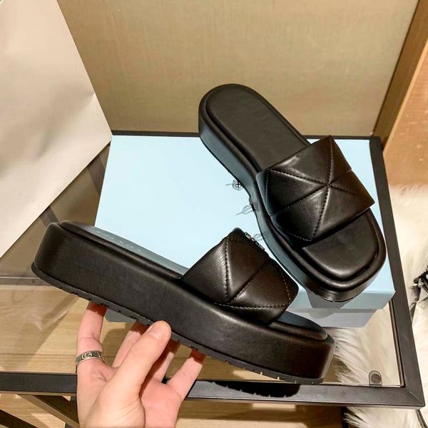 2021 new classic designer slipper ladies fashion sandals casual and comfortable flying shuttle printed slippers with box 05, Black
2021 new classic designer slipper ladies fashion sandals casual and comfortable flying shuttle printed slippers with box 05, Black