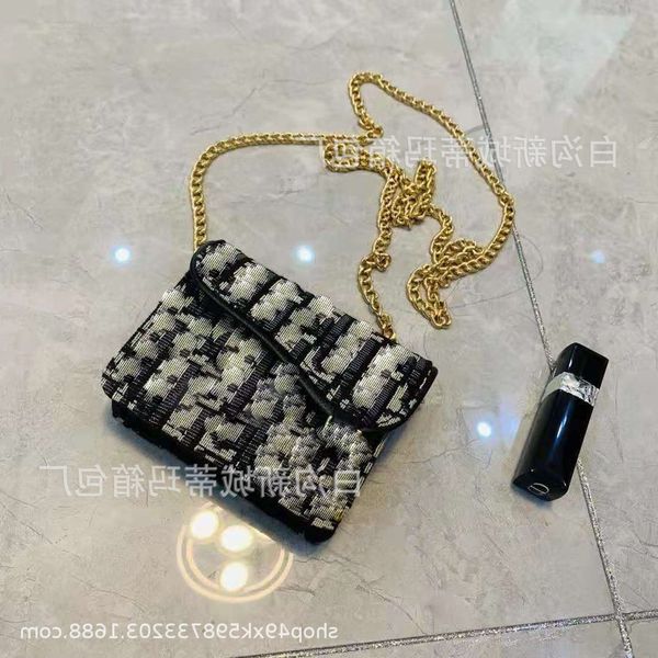 2021 new fashion d mini saddle chain small change korean ins single shoulder messenger bag
2021 new fashion d mini saddle chain small change korean ins single shoulder messenger bag