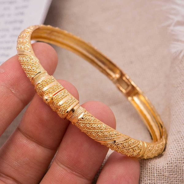 1pcs/lot 24k dubai crown cuff gold color bangle bracelet fashion can open women man jewelry copper big ring bangle jewelry gift q0719, Black
1pcs/lot 24k dubai crown cuff gold color bangle bracelet fashion can open women man jewelry copper big ring bangle jewelry gift q0719, Black