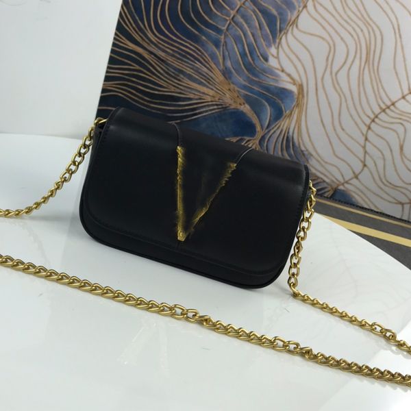 quilted cow leather crossbody bag female dinner elegant handbag shoulder strap inner flat pocket gold metal letter v
quilted cow leather crossbody bag female dinner elegant handbag shoulder strap inner flat pocket gold metal letter v