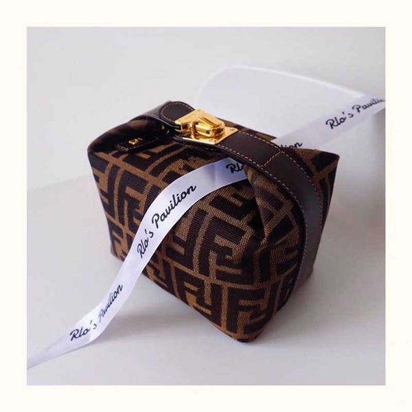 small bag 2021 new fashion leisure pillow mini portable lunch box one shoulder slanting across boston hand handbag zly
small bag 2021 new fashion leisure pillow mini portable lunch box one shoulder slanting across boston hand handbag zly