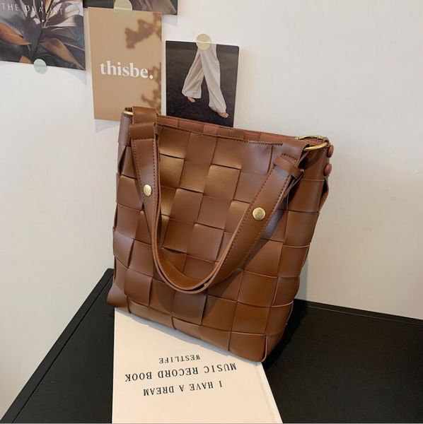 factory wholesale women shoulder bags winter vintage woven bucket bag simple and versatile solid color leather handbags street trend lattice, Black;red
factory wholesale women shoulder bags winter vintage woven bucket bag simple and versatile solid color leather handbags street trend lattice, Black;red