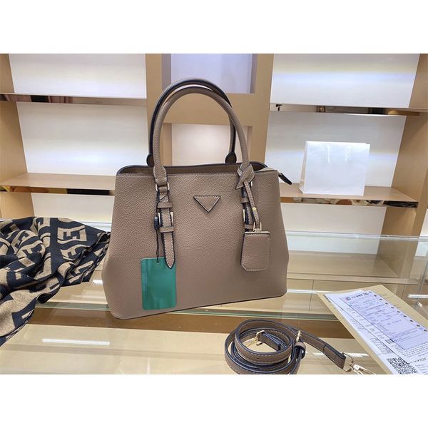 luxurys designers bag litchi grain cowhide handbag prad inverted triangle metal buckle business bag large melting practical shoulder bag hig
luxurys designers bag litchi grain cowhide handbag prad inverted triangle metal buckle business bag large melting practical shoulder bag hig
