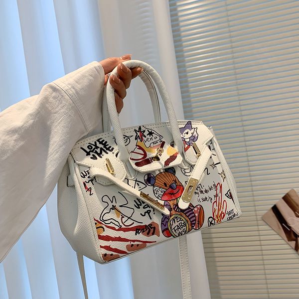 design 2021 summer new fashion hand-held graffiti texture women's net red out of the street commuting temperament to see trendy bag
design 2021 summer new fashion hand-held graffiti texture women's net red out of the street commuting temperament to see trendy bag