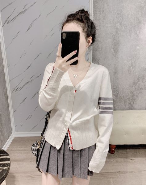 sweater cardigan women's 2021 new four bar splicing v-neck college style age reducing spring and autumn sweater coat thickness, White
sweater cardigan women's 2021 new four bar splicing v-neck college style age reducing spring and autumn sweater coat thickness, White