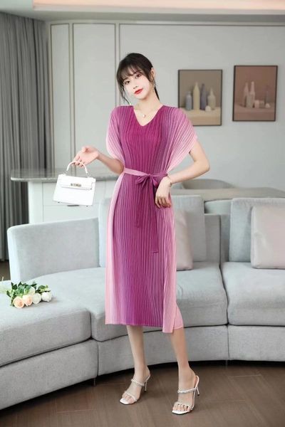 casual dresses 2021 summer plus size female foreign v-neck short-sleeved gradient gold elegant lace mid-length pleated dress, Black;gray
casual dresses 2021 summer plus size female foreign v-neck short-sleeved gradient gold elegant lace mid-length pleated dress, Black;gray