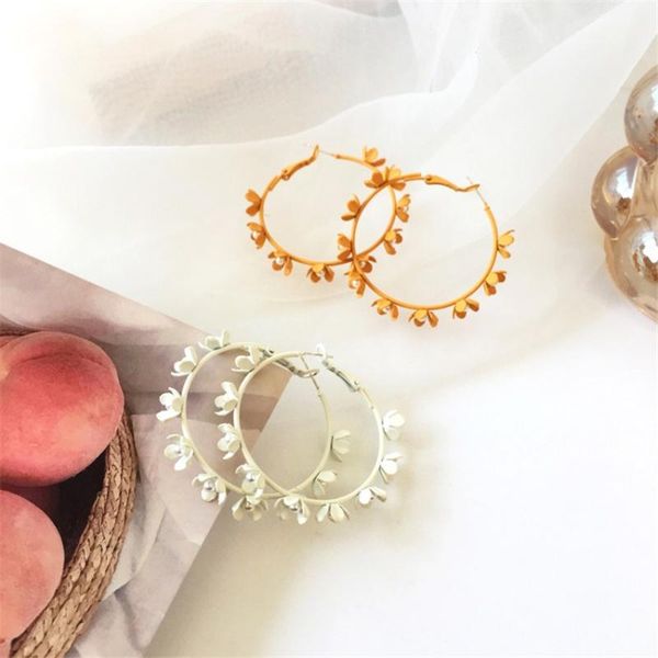 hoop & huggie 2021 korean white metal flower earrings cute romantic fashion jewelry for women simple temperament brincos, Golden;silver
hoop & huggie 2021 korean white metal flower earrings cute romantic fashion jewelry for women simple temperament brincos, Golden;silver