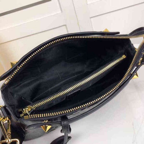 large-capacity bags2021 new f print letter shoulder bag cowhide messenger leather boston pillow handbag zlydesigner bags
large-capacity bags2021 new f print letter shoulder bag cowhide messenger leather boston pillow handbag zlydesigner bags