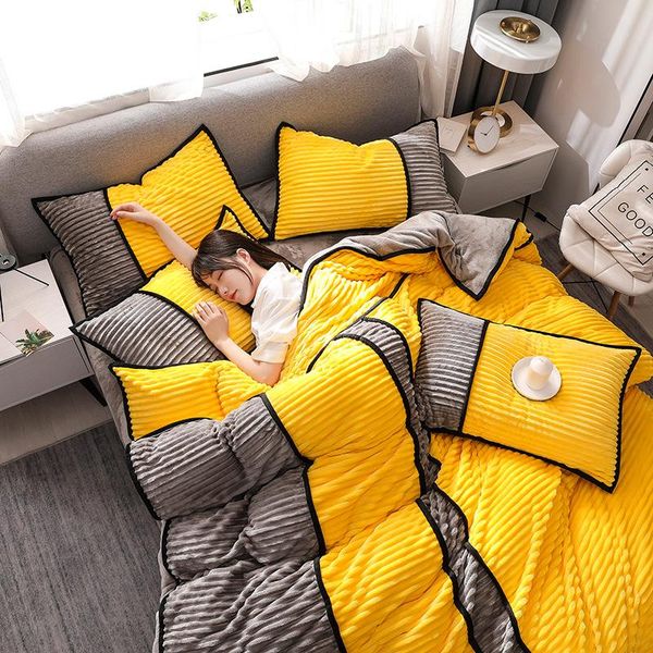 2021 new magic fleece bedding set winter thick duvet cover set king constract color flannel velvet bed fashion fitted sheet
2021 new magic fleece bedding set winter thick duvet cover set king constract color flannel velvet bed fashion fitted sheet