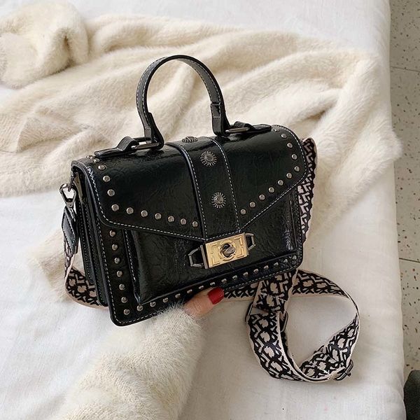 luxury design womens messenger bag new female shoulder bag rivet ladies handbag quality pu folds party bags 2021 girl lipstick
luxury design womens messenger bag new female shoulder bag rivet ladies handbag quality pu folds party bags 2021 girl lipstick