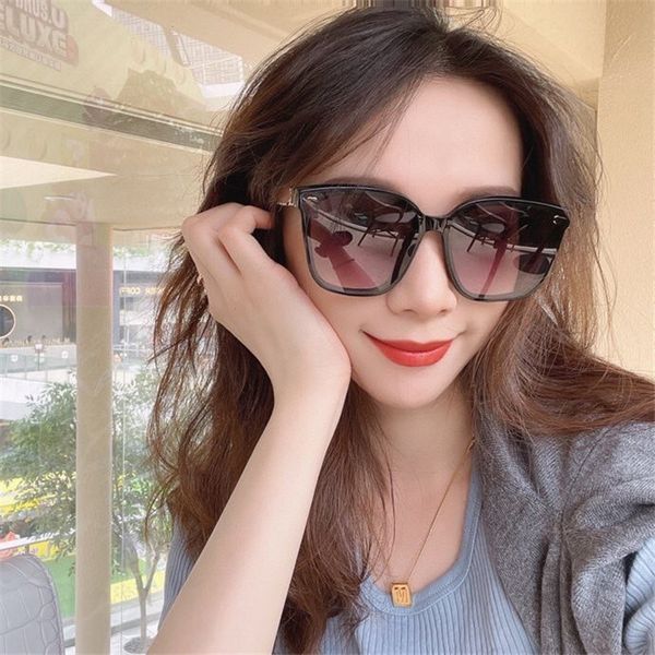 family fragrance 21 new box plate large face small sunglasses letter leg sunglasses ch6265, White;black
family fragrance 21 new box plate large face small sunglasses letter leg sunglasses ch6265, White;black