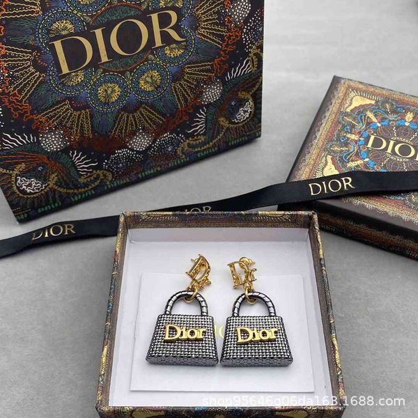 2021 luxury designer jewelry family's new 2021 do letter bag earrings champagne golden gun color mixed 925 silver needle
2021 luxury designer jewelry family's new 2021 do letter bag earrings champagne golden gun color mixed 925 silver needle
