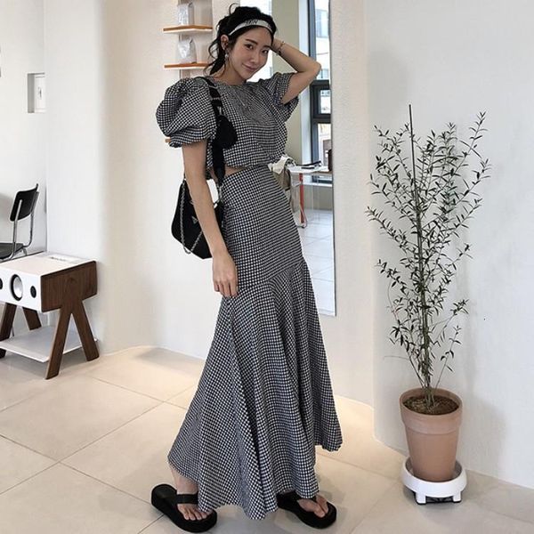 2021 new summer women fashion plaid puff short sleeve shirt bodycon long mermaid skirt sets 2 pieces sets casual suit set, Gray
2021 new summer women fashion plaid puff short sleeve shirt bodycon long mermaid skirt sets 2 pieces sets casual suit set, Gray