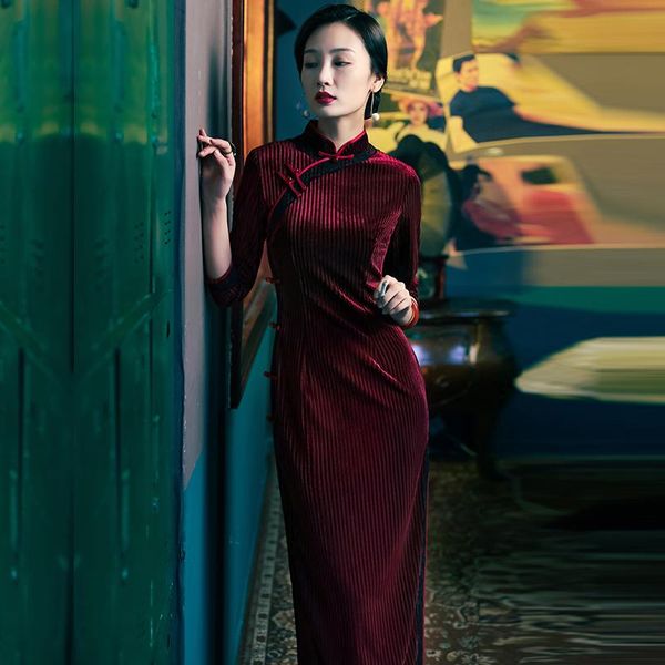 ethnic clothing dong cheongsam long-sleeved thickening aristocratic temperament etiquette convention shows long chinese wind pleuche, Red
ethnic clothing dong cheongsam long-sleeved thickening aristocratic temperament etiquette convention shows long chinese wind pleuche, Red
