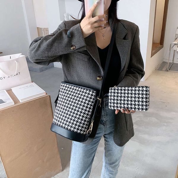 hbp luxury designerautumn and winter ins women's new large capacity versatile bucket mother thousand bird lattice ff letter canvas bag
hbp luxury designerautumn and winter ins women's new large capacity versatile bucket mother thousand bird lattice ff letter canvas bag