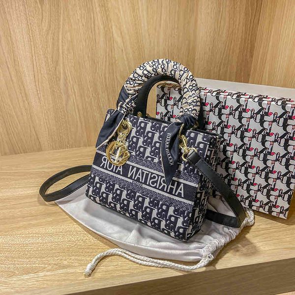 new diana 2021 bag print fashion leisure embroidery one shoulder messenger women's net red handbag
new diana 2021 bag print fashion leisure embroidery one shoulder messenger women's net red handbag