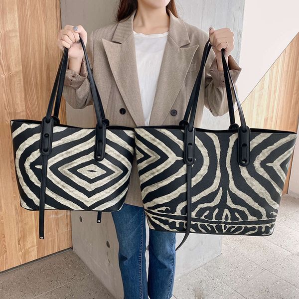 fashion women's 2021 new high-end sensory special fashion large capacity commuter niche versatile one shoulder bag trend
fashion women's 2021 new high-end sensory special fashion large capacity commuter niche versatile one shoulder bag trend
