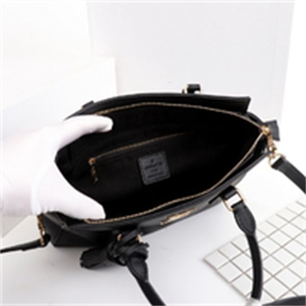 brand designer luxury a0u4 m55050 perforated fringed shoulder bag black women handbags iconic bags handles shoulder bags totes cross bod, Red;black
brand designer luxury a0u4 m55050 perforated fringed shoulder bag black women handbags iconic bags handles shoulder bags totes cross bod, Red;black
