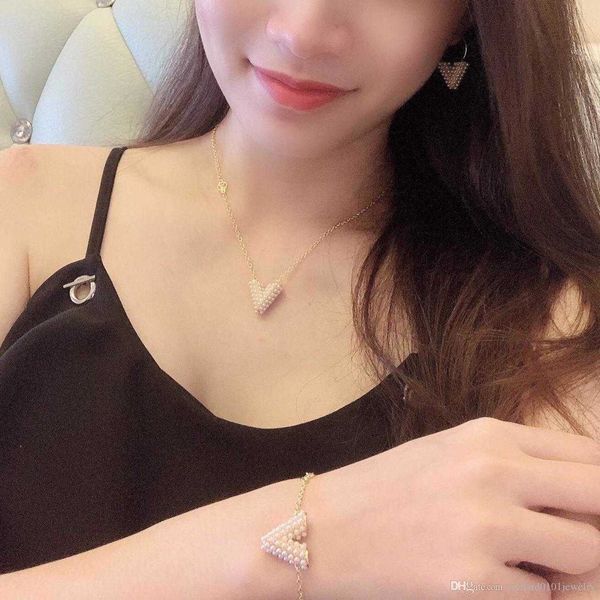 luxury designer jewelry women bracelet gold pearl charm bracelets four leafs flower pattern copper necklaces earrings suits fashion jewelry, Golden;silver
luxury designer jewelry women bracelet gold pearl charm bracelets four leafs flower pattern copper necklaces earrings suits fashion jewelry, Golden;silver