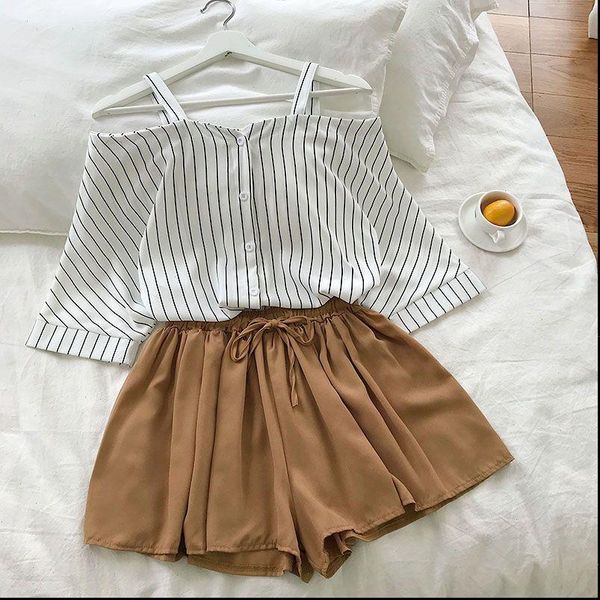 2021 new fashion womens two piece set fresh striped off the shoulder loose blosue elastic waist shorts suit, Gray
2021 new fashion womens two piece set fresh striped off the shoulder loose blosue elastic waist shorts suit, Gray