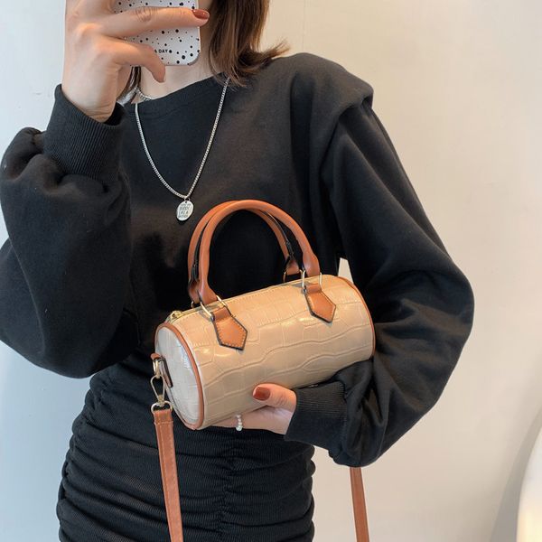 texture bag 2021 fashion, japan and south korea, contrast color, single shoulder messenger bag, simple cylinder bag, portable women's, Black;red 
texture bag 2021 fashion, japan and south korea, contrast color, single shoulder messenger bag, simple cylinder bag, portable women's, Black;red