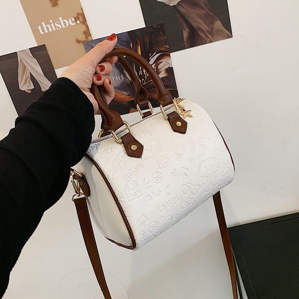 niche design bag women all-match 2021 new fashion messenger bag senior handbag cylindrical bag shoulder width 22cm
niche design bag women all-match 2021 new fashion messenger bag senior handbag cylindrical bag shoulder width 22cm